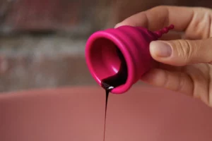 dlaczego kubeczek menstruacyjny przecieka