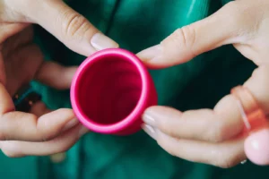 jak nauczyć się zakładać kubeczek menstruacyjny