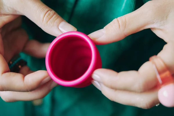 jak nauczyć się zakładać kubeczek menstruacyjny