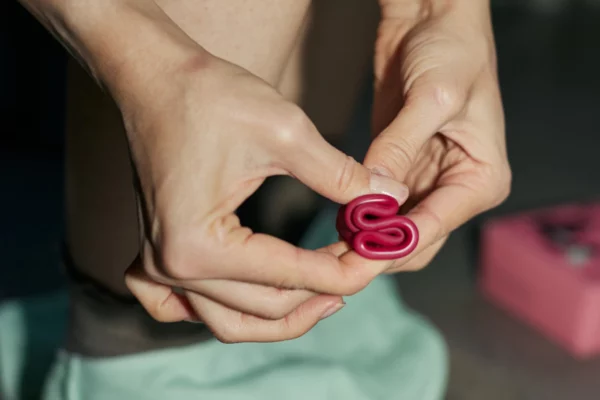 jak założyć kubeczek menstruacyjny