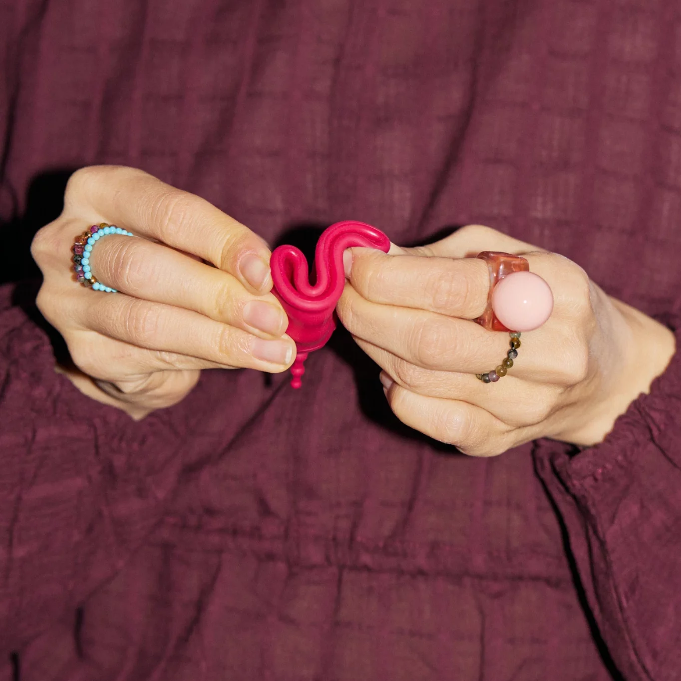 jak złożyć kubeczek menstruacyjny