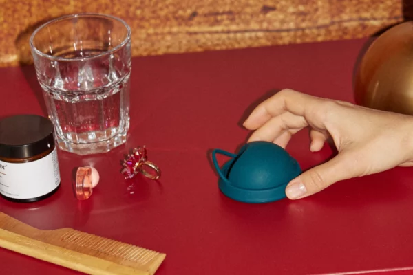 jak założyć dysk menstruacyjny