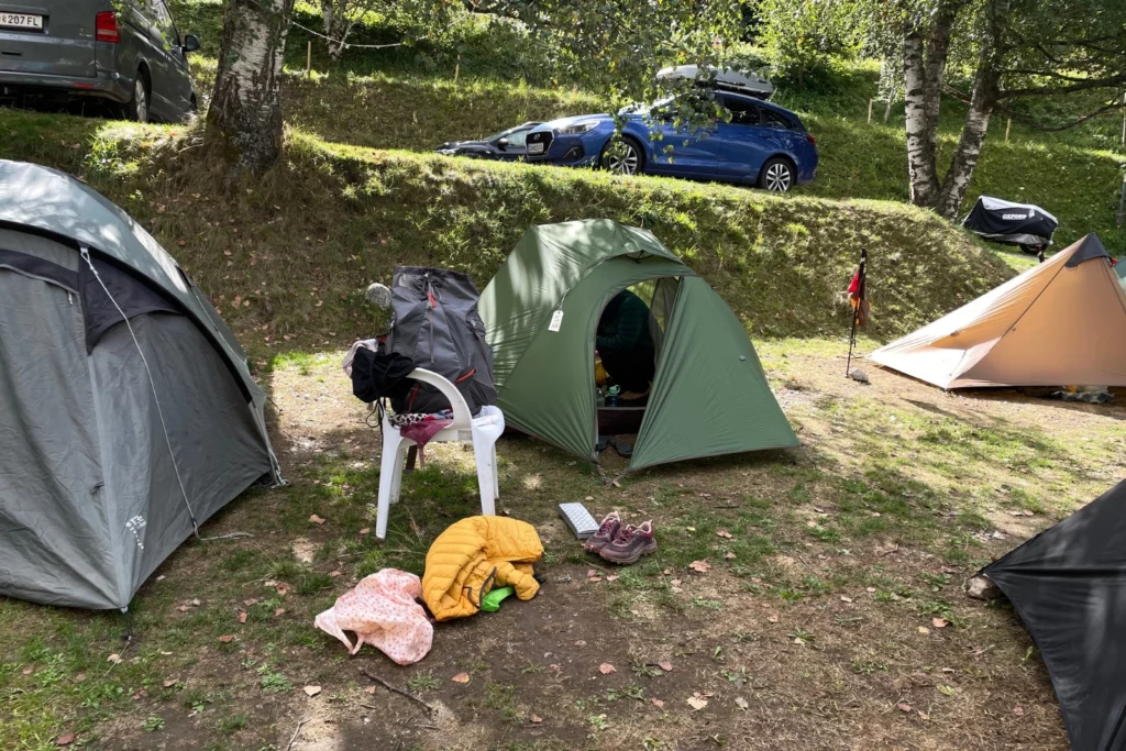 kubeczek menstruacyjny pod namiotem