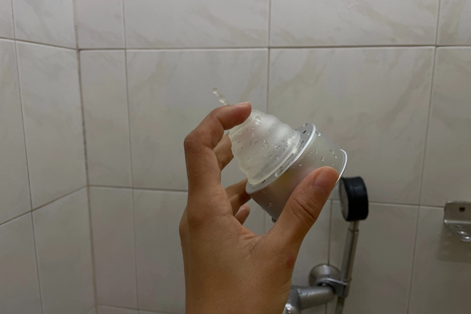 wymiana kubeczka menstruacyjnego pod prysznicem