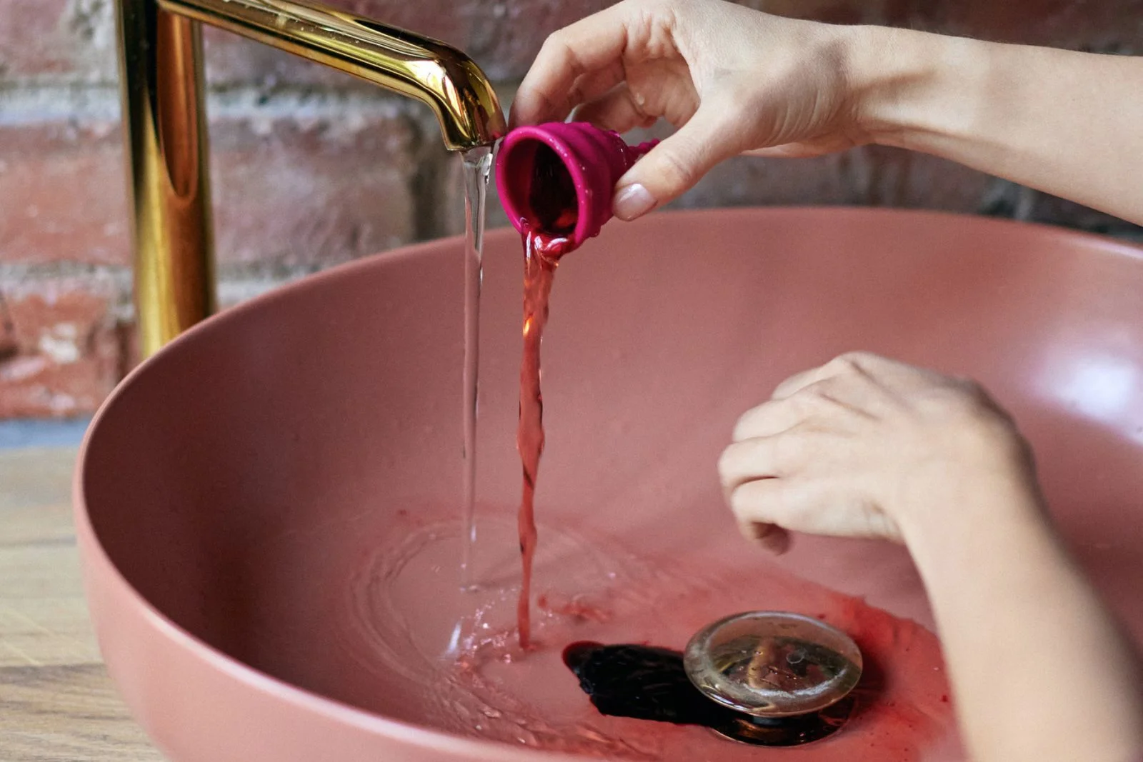 kubeczek menstruacyjny opróżnianie